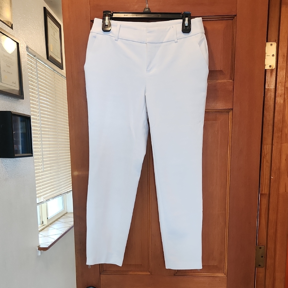 Roz & Ali Stretchy White Capri Pants